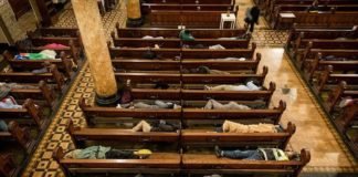Iglesia en San Francisco abre su puerta para que las personas sin hogar duerman durante la noche