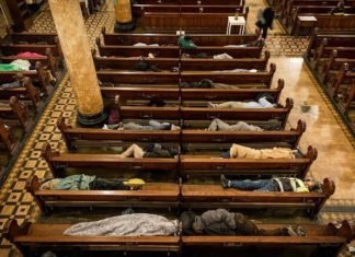 Iglesia en San Francisco abre su puerta para que las personas sin hogar duerman durante la noche