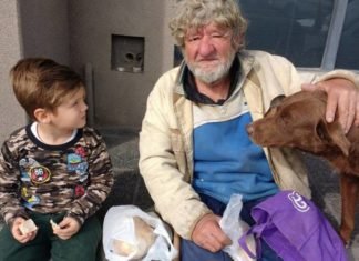 Niño de 4 años convenció a sus familiares para adoptar a un abuelito de la calle