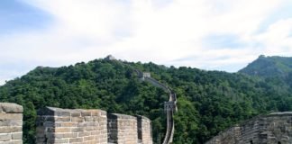 China cierra partes de la Gran Muralla y Disneyland al turismo