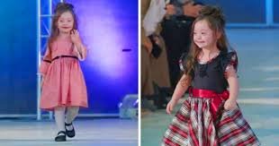 Una niña de 4 años con síndrome de Down desfila por las pasarelas