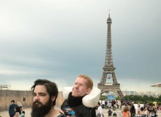 Amigos llevan a su compañero en silla de ruedas en la espalda durante su viaje a Europa
