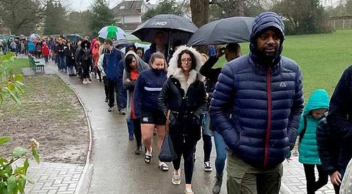 Bajo una fuerte lluvia, casi 5 mil personas hacen fila para donar médula ósea a niño con cáncer