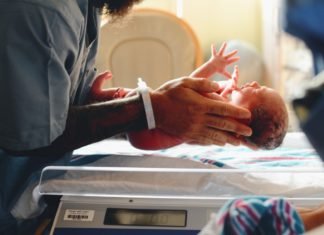 Una embarazada con coronavirus dió a luz a un bebé sano en Italia