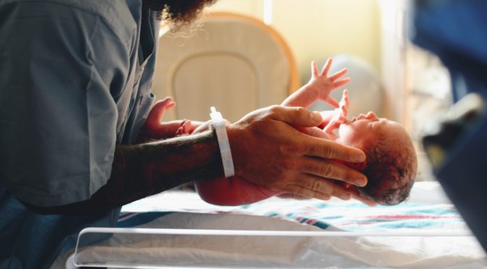 Una embarazada con coronavirus dió a luz a un bebé sano en Italia