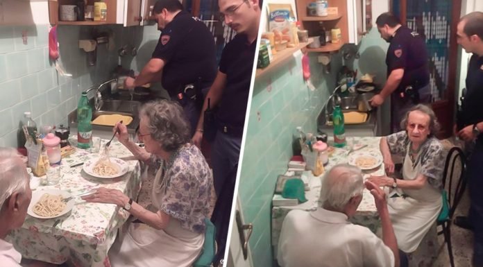 Policías llegan a la casa de dos ancianos que estaban llorando y les prepararon de cenar