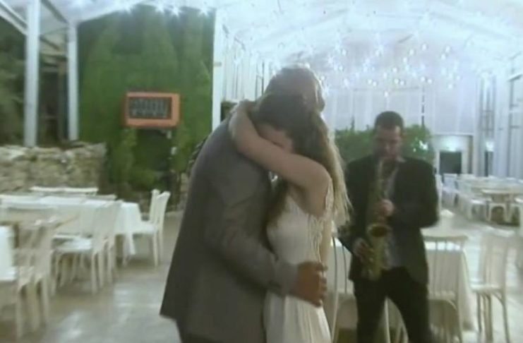 Cuarentena: pareja se casa mientras sus invitados los ven por Internet