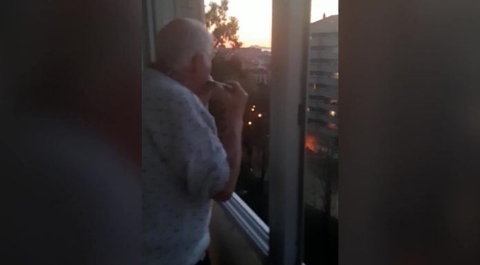 El anciano con alzheimer que cree que los aplausos de los balcones son para él