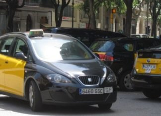 Taxistas pakistaníes ofrecen transporte gratis a personal sanitario en Barcelona