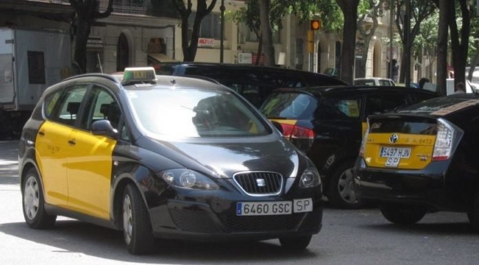 Taxistas pakistaníes ofrecen transporte gratis a personal sanitario en Barcelona