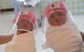 Minipantallas faciales para proteger a los bebés contra el coronavirus