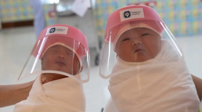 Minipantallas faciales para proteger a los bebés contra el coronavirus