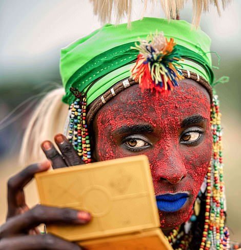 En esta tribu africana los hombres se maquillan y arreglan el cabello para impresionar a las mujeres