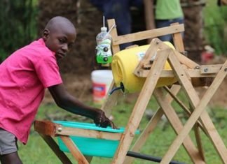 Kenia: Escolar crea novedosa máquina para lavado de manos