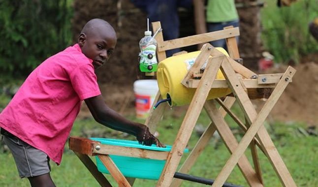 Kenia: Escolar crea novedosa máquina para lavado de manos