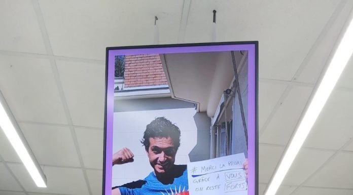 Supermercado transmite en sus pantallas mensajes de solidaridad enviado por los clientes a los trabajadores.