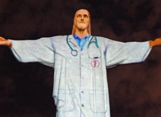 Cristo Redentor se viste de médico para rendir homenaje al personal que lucha contra el COVID-19