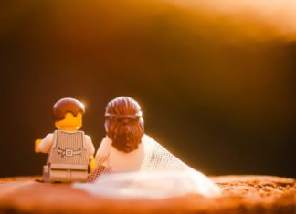 Este fotógrafo de bodas práctica con lego para no perder la costumbre