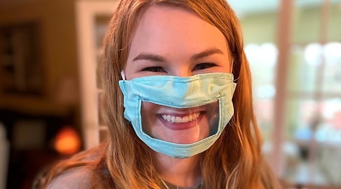 Una estudiante crea mascarillas especiales para personas sordas