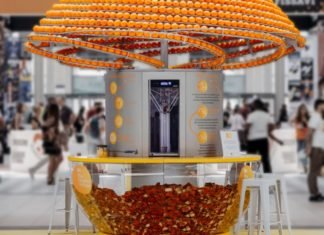 Este exprimidor de naranja imprime vasos en 3D hechos con cáscaras sobrantes