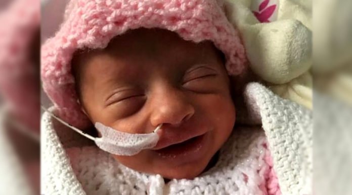 Bebé prematura que nació con COVID-19 logra vencerlo y su sonrisa nos devuelve la fe