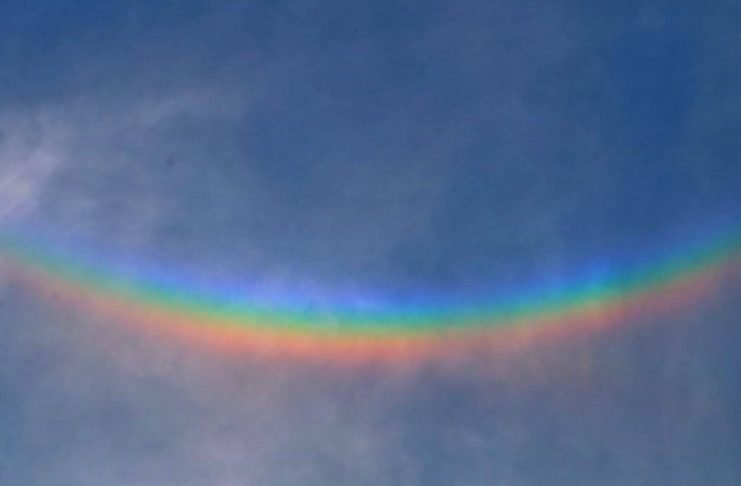 En Italia apareció en el cielo un arco iris al revés