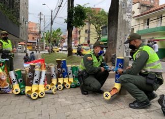 Con tubos PVC Policías fabricaron dispensadores de comida para animales