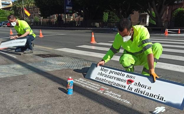 Pasos de peatones que conciencian y protegen frente al coronavirus en Murcia
