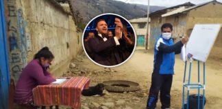 Profesor camina casa por casa para dar clases a sus alumnos sin acceso a internet