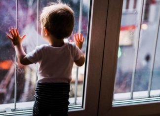 Niño venezolano grita todas las noches «Arriba Perú» desde el inicio de la Pandemia