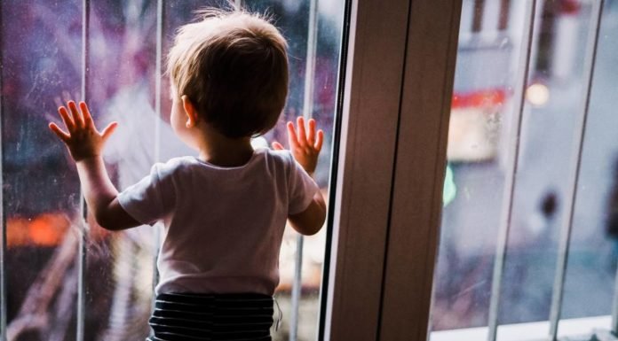 Niño venezolano grita todas las noches «Arriba Perú» desde el inicio de la Pandemia