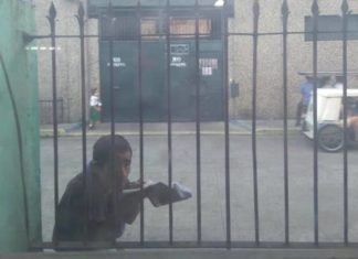 Anciano se asoma a una sala de clases para aprender desde la calle
