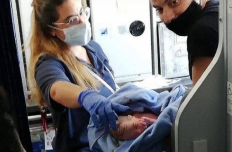 Bebé que nació en pleno vuelo tendrá viajes gratis de por vida