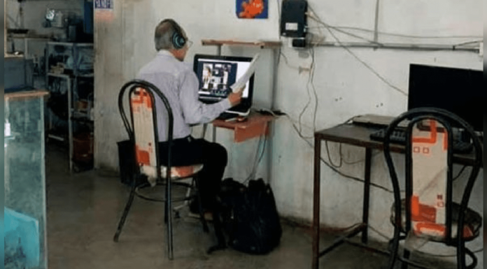 Profesor alquila una cabina de internet todos los días para dar sus clases virtuales