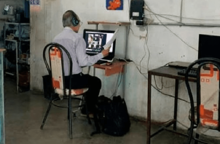Profesor alquila una cabina de internet todos los días para dar sus clases virtuales
