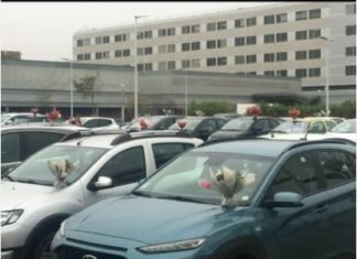 La obligaron a tirar sus productos no vendidos y ella decoro con ellos los autos del personal de salud de un hospital
