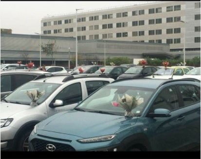La obligaron a tirar sus productos no vendidos y ella decoro con ellos los autos del personal de salud de un hospital