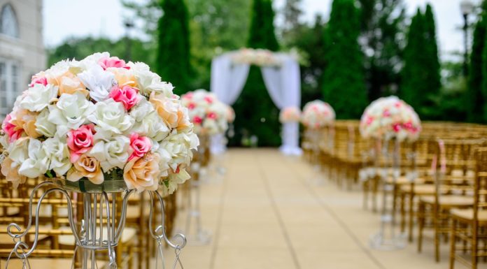Todos esperaban a la novia… pero nadie imaginó quién entraría primero al altar